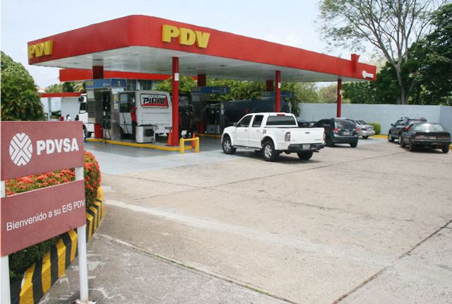 por vender gasolina en dólares