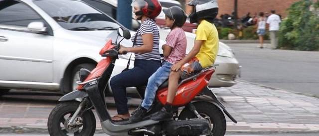 circulación de niños en motocicletas