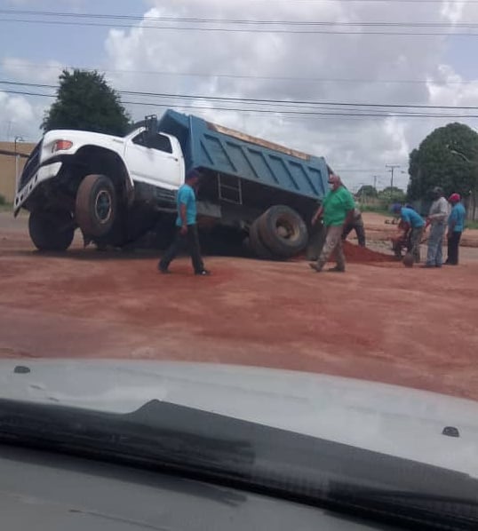  hueco se traga carros 