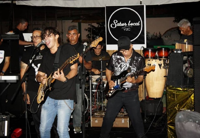 La banda Kpsula Vital dando un show 