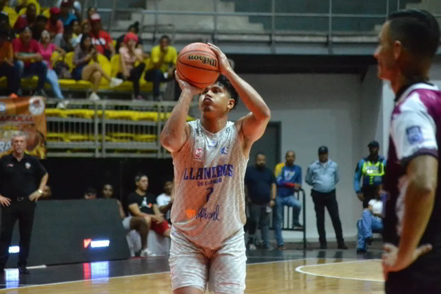 Un joven Aaron Espinoza destacó durante esta noche en La Guaira