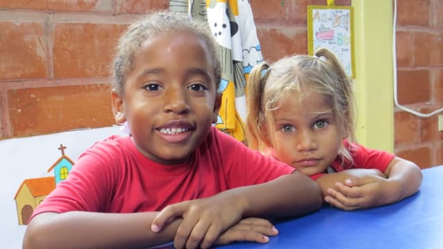 niñas negra y blanca, integración, interculturalidad