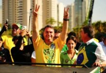 Flavio Bolsonaro huye de Brasil y se compara con María Corina